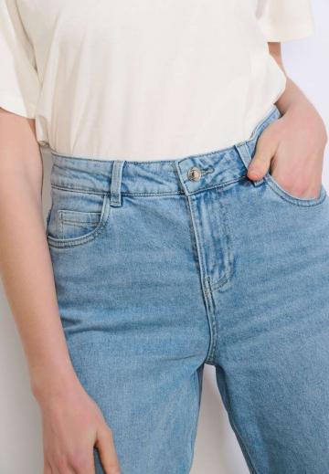 Короткие джинсы