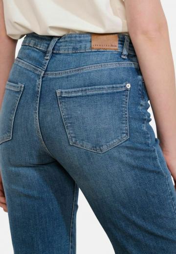 Прямые джинсы