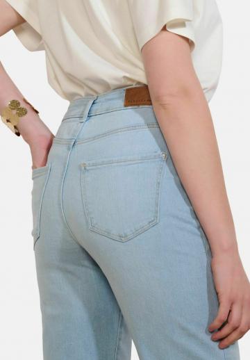 Короткие джинсы