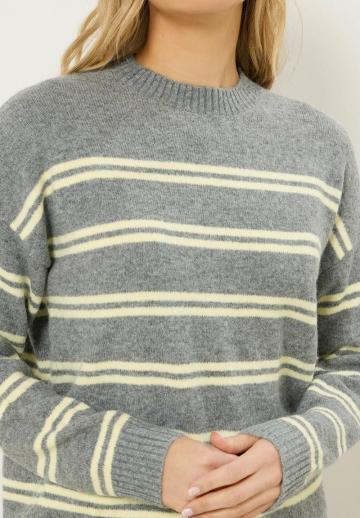Пуловер в полоску