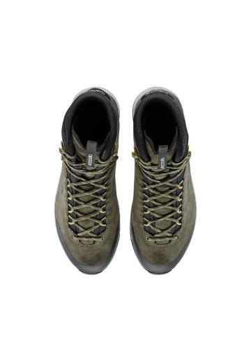 Походные кроссовки