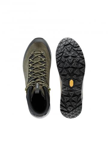 Походные кроссовки