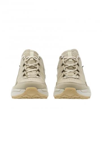 Походные кроссовки