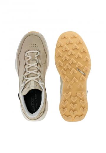 Походные кроссовки