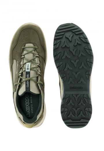 Походные кроссовки