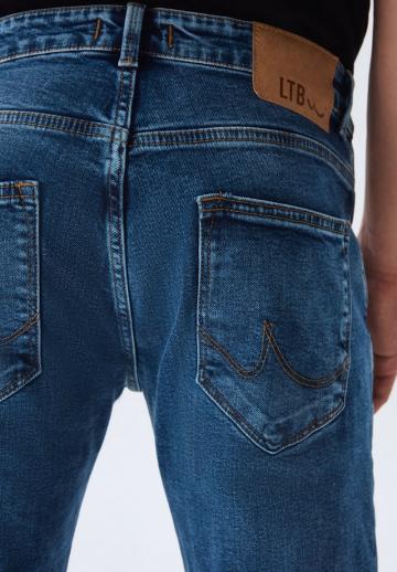 Прямые джинсы