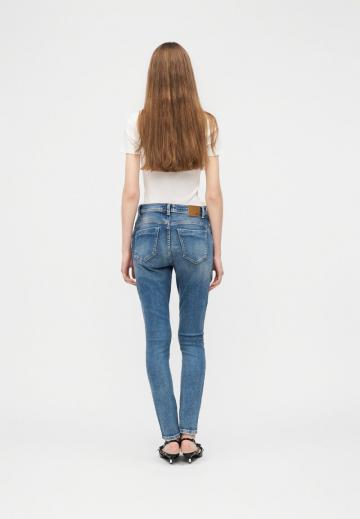 Узкие джинсы