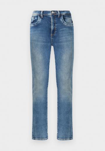 Узкие джинсы