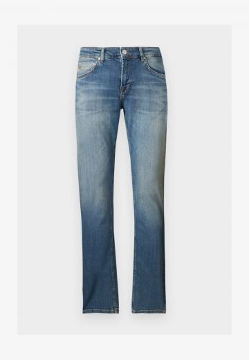 Узкие джинсы