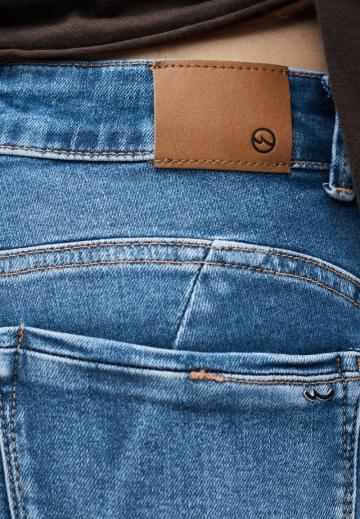 Клешеные джинсы