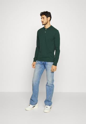 Клешеные джинсы