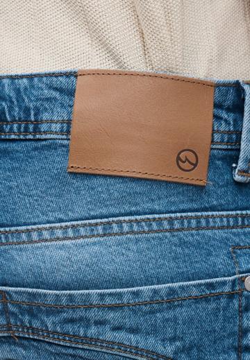 Прямые джинсы