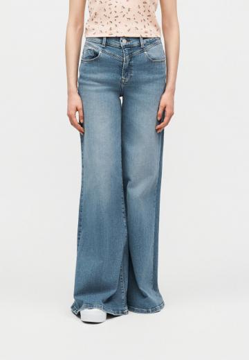 Клешеные джинсы