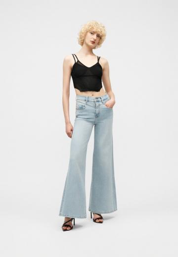 Клешеные джинсы