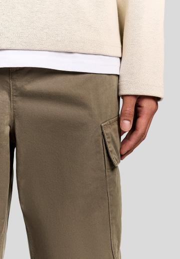 Брюки с накладными карманами