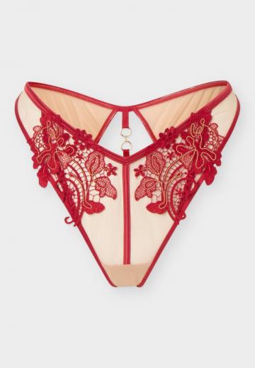 Трусы на бедрах