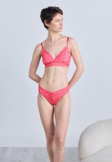 Трусы на бедрах