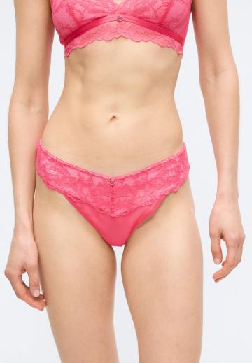 Трусы на бедрах