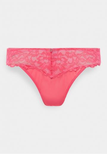 Трусы на бедрах