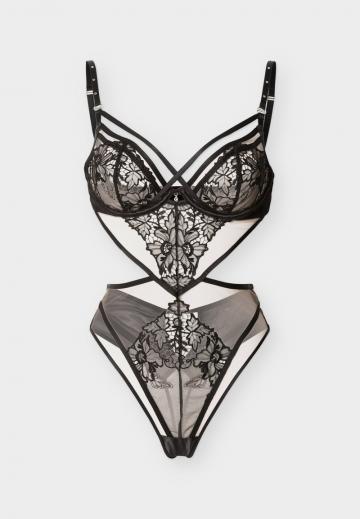 Трусы на бедрах