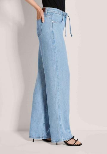 Прямые джинсы