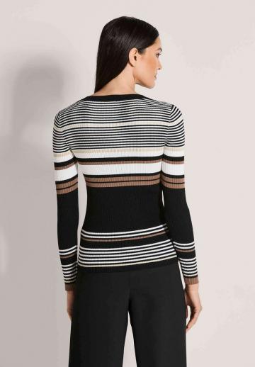 Пуловер в полоску