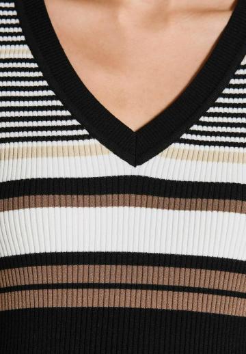 Пуловер в полоску