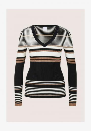 Пуловер в полоску