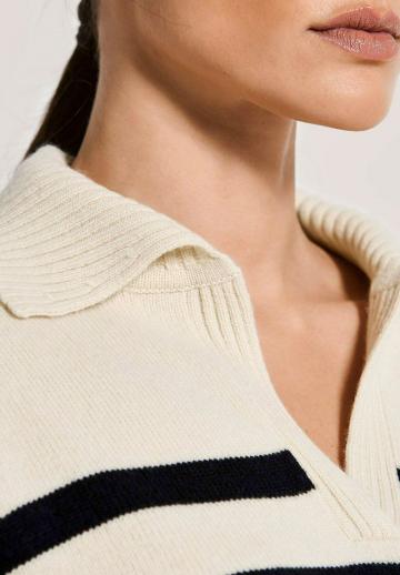 Пуловер в полоску