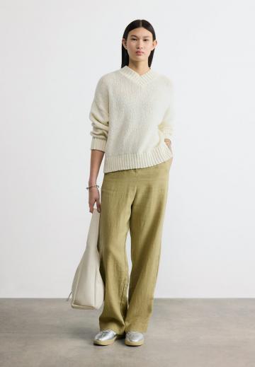 Пуловер с вырезом V