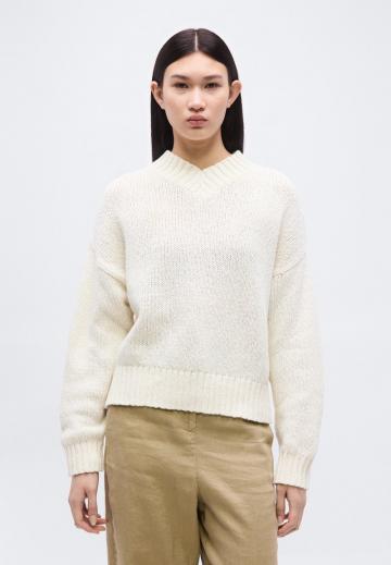 Пуловер с вырезом V