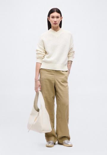 Пуловер с вырезом V