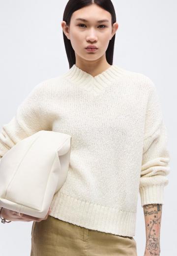 Пуловер с вырезом V