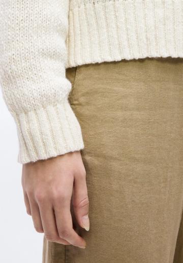 Пуловер с вырезом V