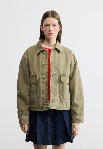 Куртка с накладнымит карманами