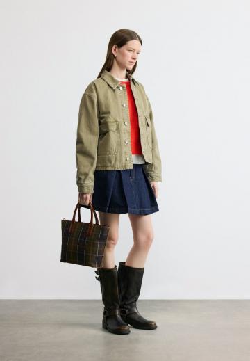 Куртка с накладнымит карманами