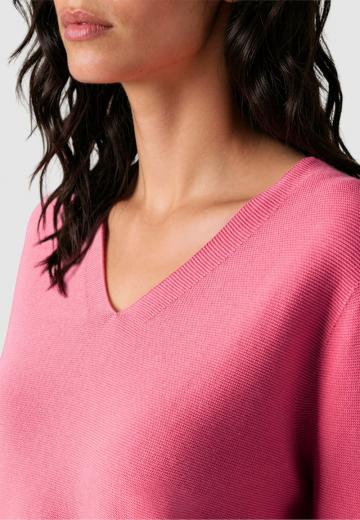 Пуловер с вырезом V