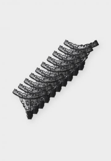 Трусы на бедрах