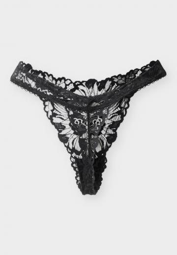 Трусы на бедрах