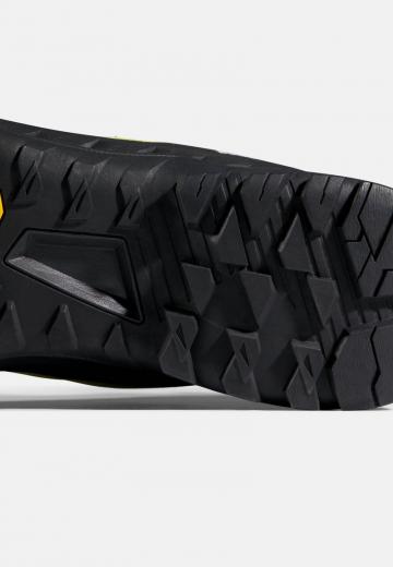 Походные кроссовки