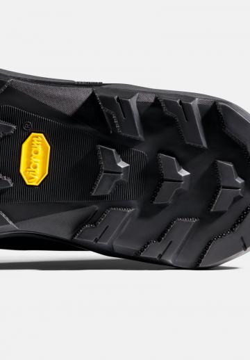 Походные кроссовки