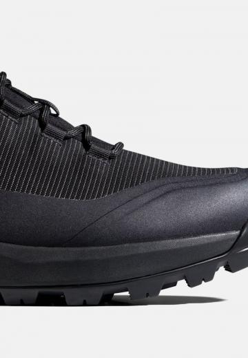 Походные кроссовки