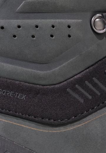 Походные кроссовки