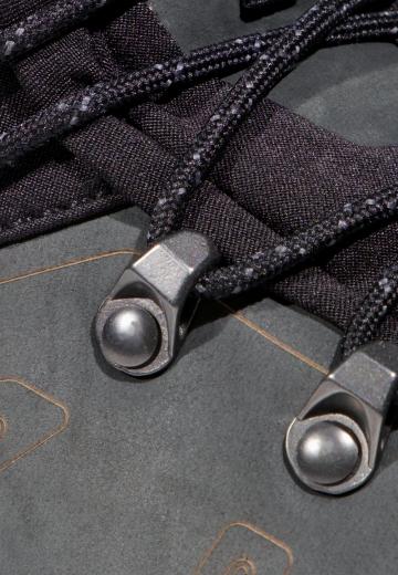 Походные кроссовки