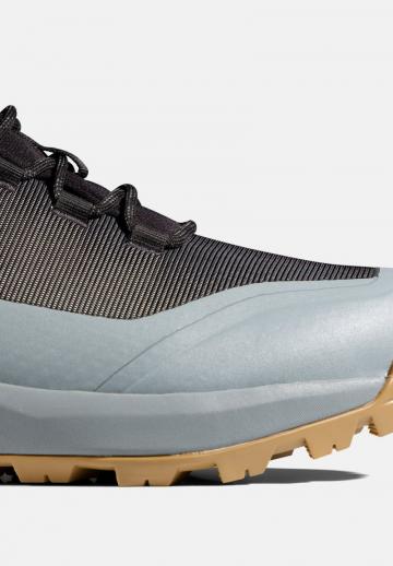 Походные кроссовки