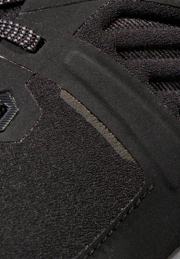 Походные кроссовки