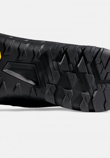 Походные кроссовки