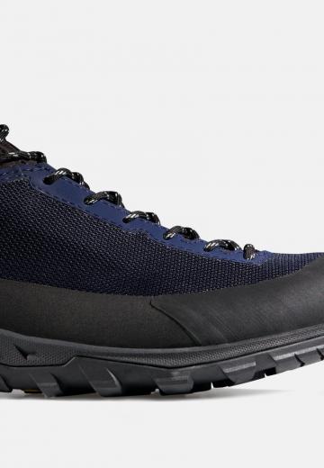 Походные кроссовки