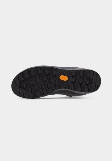 Спортивные сапоги