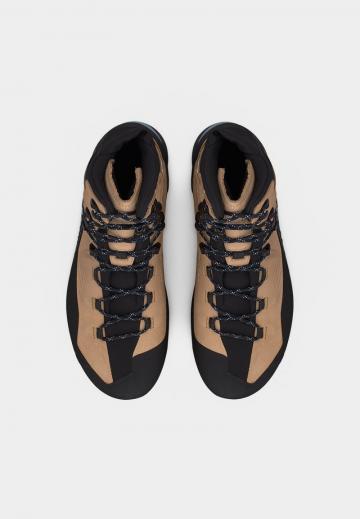 Спортивные сапоги